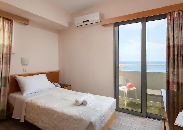 纳福西卡酒店 2*